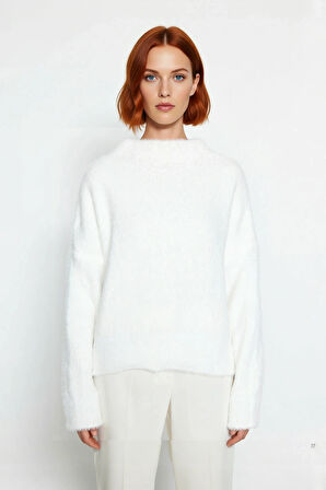 Kadın Oversize Dik Yaka Tüylü Triko Kazak Kış Sezonu İçin Modern ve Konforlu Bir Seçim Kaliteli