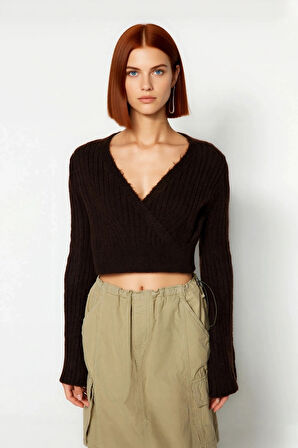 Kadın Antrasit Fitilli Kruvaze Triko Kazak Crop Kesimi ile Kış Günlerine Özel Şık Rahat Kombinler