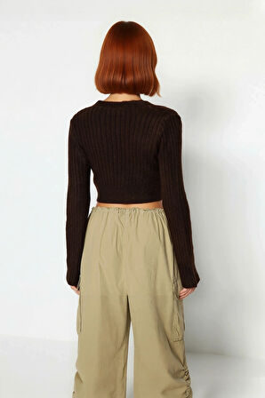 Kadın Antrasit Fitilli Kruvaze Triko Kazak Crop Kesimi ile Kış Günlerine Özel Şık Rahat Kombinler