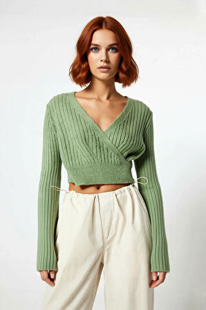 Kadın Antrasit Fitilli Kruvaze Triko Kazak Crop Kesimi ile Kış Günlerine Özel Şık Rahat Kombinler