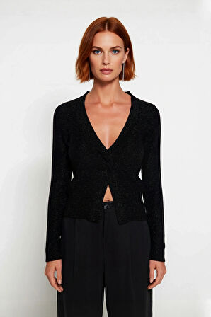 Kadın Siyah Simli V Yaka Yırtmaç Detaylı Triko Kazak İnce Yapısıyla Şık Kış Kombinleri İçin İdeal