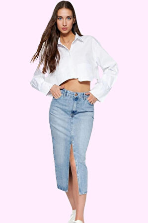 Kadın Midi Boy Denim Etek Rengiyle Şıklığı Yakalayın Günlük Kombinler Yaz Aylarının Vazgeçilmezi