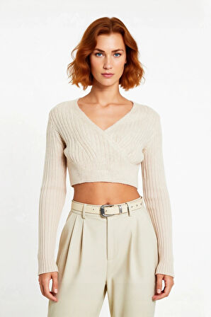 Kadın Antrasit Fitilli Kruvaze Triko Kazak Crop Kesimi ile Kış Günlerine Özel Şık Rahat Kombinler