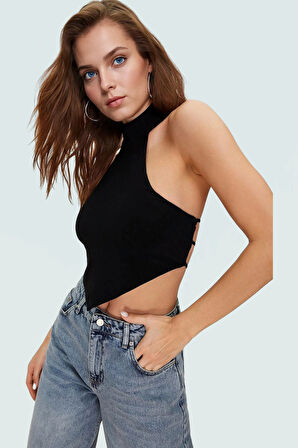 Dik Yaka Crop Bluz Örme Kumaştan Sırt Detaylı Yazlık Profesyonel Görünüm Şık