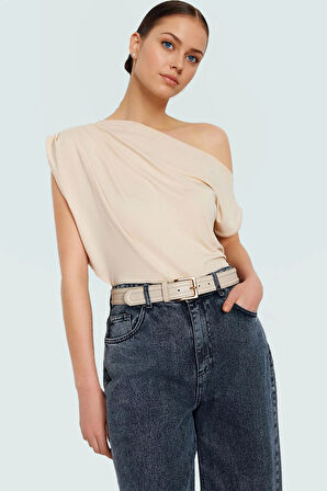 Kadın Asimetrik Yaka Kısa Kollu Örme Bluz Konforlu Kesim Zarifane Tasarım Profesyonel Görünüm