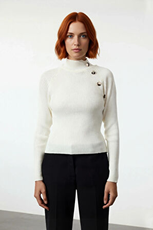 Kadın Fitted Dik Yaka Düğme Detaylı Reglan Kol Triko Kazak Kışlık Kombinlerin Şık Tamamlayıcısı