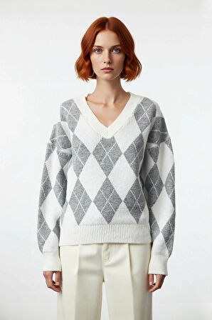 Kadın Ekru Gri Oversize V Yaka Baklava Desen Düşük Kol Kalın Triko Kazak Kışlık Kombinlerinize