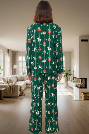 Kadın Yılbaşı Desenli Pamuklu Pijama Takımı Konforlu Kesim Yüksek Kalite Profesyonel Görünüm