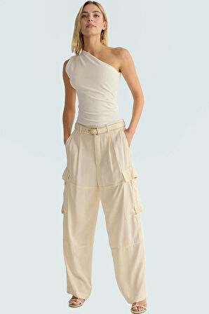 Asimetrik Yaka Fitted Kolsuz Örme Bluz Rahat Günlük Stil Şık Görünüm Kullanım