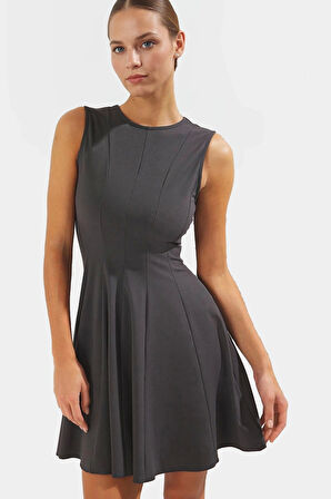 Şık Mini Örme Elbise Bisiklet Yaka 88% Polyester Rahat Günlük Stil Profesyonel Görünüm