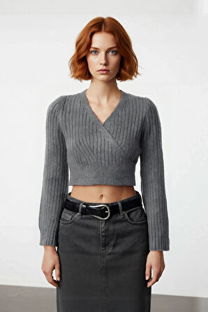 Kadın Antrasit Fitilli Kruvaze Triko Kazak Crop Kesimi ile Kış Günlerine Özel Şık Rahat Kombinler