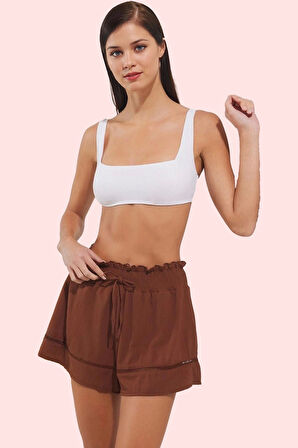 Kadın Kısa Boy Straight Kalıp Dokuma Plaj Şort Düz Desen Fırfırlı Detay Yaz Aylarının Vazgeçilmezi