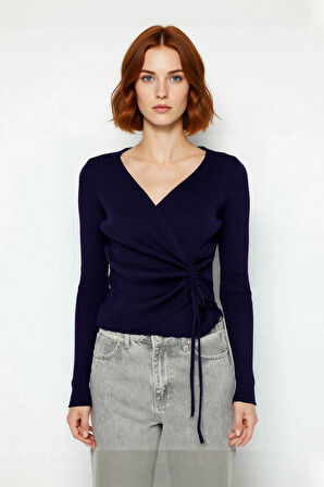 Kadın Fitted Kruvaze Yaka Bağcıklı Triko Üst Modern Günlük Kombinler İçin Şık Ve Rahat Seçim