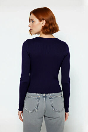 Kadın Fitted Kruvaze Yaka Bağcıklı Triko Üst Modern Günlük Kombinler İçin Şık Ve Rahat Seçim