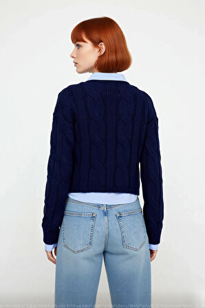 Kadınlara Özel Regular Kesim Saç Örgü Desenli Düşük Kollu Crop Triko Kazak Akrilik Konforu Sunuyor