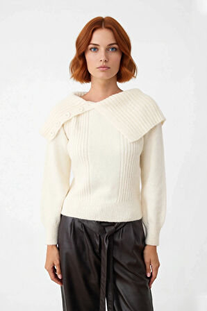 Kadın Ekru Devrik Yakalı Regular Kalıp Akrilik Triko Kazak Uzun Kollu Kışlık Şık Ve Rahat Giyim İçin