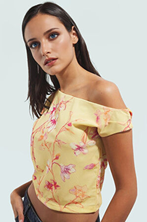 Yazlık Asimetrik Yaka Kısa Kol Örme Bluz Fitted Kalıp Polyester Kumaş Trend Tasarım Konforlu Kesim