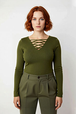 Kadın Fitted Kesim Britli V Yaka Uzun Kollu Triko Bluz Soğuk Havalar İçin Şık Ve Modern Seçim