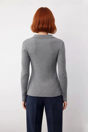Kadın Polo Yaka Fitilli Triko Kazak Fitted Kesimiyle Günlük Şıklık Sunar Soğuk Havalar İçin İdeal