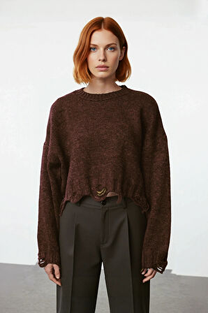 Kadın Oversize Triko Crop Kazak Düşük Kollu Akıtma Detaylı Yumuşak Dokusuyla Modern Şıklık Sunar