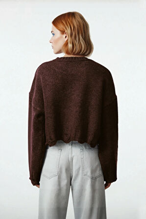 Kadın Oversize Triko Crop Kazak Düşük Kollu Akıtma Detaylı Yumuşak Dokusuyla Modern Şıklık Sunar