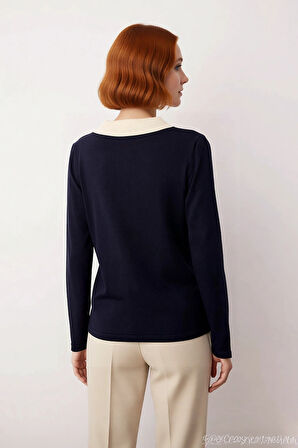 Kadın Lacivert Renk Bloklu Polo Yaka Taş Düğmeli Triko Kazak Kış Sezonu İçin Şık Ve Konforlu Bir