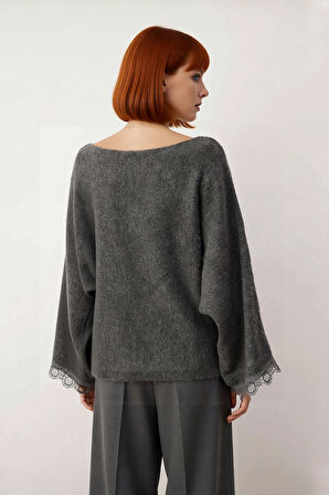 Kadın Kayık Yaka Düşük Kol Dantel Detaylı Triko Kazak Soğuk Havalar İçin Şık Ve Rahat Seçenek