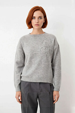 Kadınlar İçin Nakışlı Çiçek Desenli Gri Triko Kazak Bisiklet Yaka Regular Kalıp Kış Şıklığı