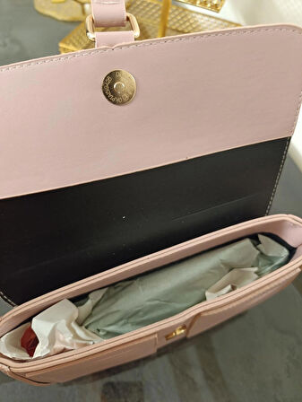 PEMBE KAPAKLI ASKILI ORTA BOY ÇANTA