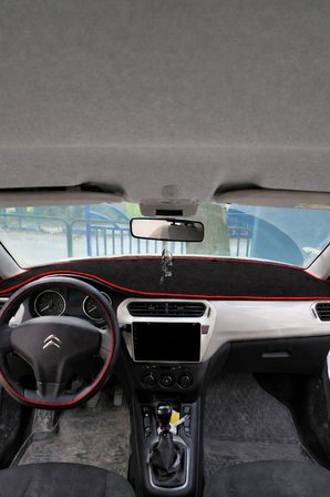 Peugeot 301 Uyumlu Ön Gösterge Paneli Torpido Kaplama Koruma Halısı Örtüsü - Kırmızı Kenarlı