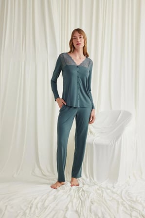 Yakası Omzu Ve Paçası Dantelli Boydan Düğmeli Pijama Takımı