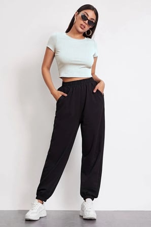 Kadın Beyaz Modern Fit Yuvarlak Yaka Crop Bluz
