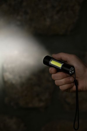 ® Kutulu Mini El Feneri – Taşınabilir LED Kamp ve Acil Durum El Lambası Plastik Gövde