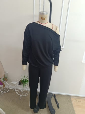 Pomeya  Kadın Tek Omuzdan Açık Uzun Kollu Viskon Iki Iplik Bluz Ve Yan şerit Detaylı Pantolon Ikili Takım