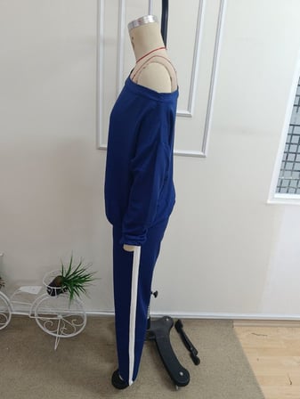 Pomeya  Kadın Tek Omuzdan Açık Uzun Kollu Viskon Iki Iplik Bluz Ve Yan şerit Detaylı Pantolon Ikili Takım