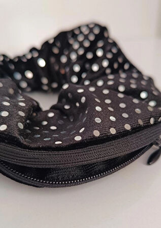 Işıltılı Puantiyeli Siyah Kadife Fermuarlı Lastik Toka 