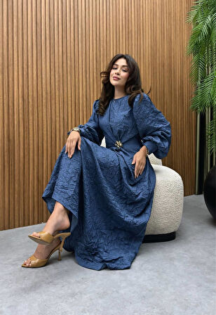 Kadın Kırıştırılmış (Krinkıl) Kot Kumaş Aksesuarlı Elbise – Yazlık Rahat Kesim Denim Elbise