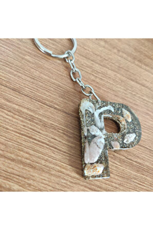 "P" HARFİ - Kıyı Esintisi Harf Anahtarlık (A–Z) – Gerçek Deniz Kabuğu, Kum ve Şeffaf Epoksi– El Yap