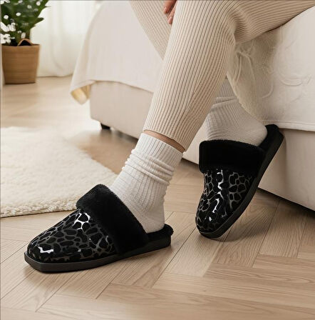 LEOPAR DESENLİ İÇİ TÜYLÜ SICACIK PVC TABAN KADIN  EV TERLİĞİ
