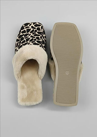 LEOPAR DESENLİ İÇİ TÜYLÜ SICACIK PVC TABAN KADIN  EV TERLİĞİ