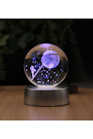 Ledli USB'li Plastik Standlı Merdivenle Aya Çıkan Astronot Temalı Küre Renkli RGB 3D Oda Gece Lamba