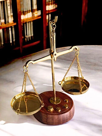 3’lü Masaüstü Dekoratif Set – Manyetik Kum Saati, Adalet Terazisi ve Ahşap Standlı Astronot Işıklı K