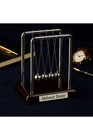 İsim Yazılı Kişiye Özel Newton Sarkaçı Metal Denge Topu Masaüstü Ofis Şık Dekoratif Hediye Orta Boy