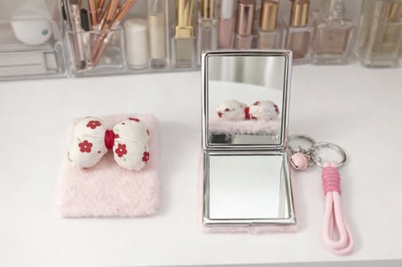 Pembe Peluş Kırmızı Beyaz Fiyonk Tasarımlı Çift Taraflı Katlanabilir Makyaj Aynası Çanta Aksesuarı