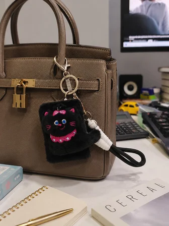 Sevimli Kedicik Figürlü Peluş Cep Aynası Anahtarlık – Kawaii Bag Charm Çanta Süsü Siyah