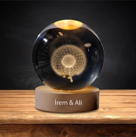 Kişiye Özel Işıklı Ahşap Kaideli Karahindiba Temalı Cam Küre  6cm 
