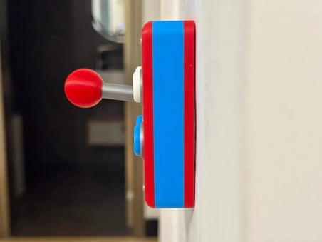 Arcade Atari Oyun Kumandası Görünümlü Duvar Prizi - Anahtar Çerçevesi - Mini Joystick Dekoratif Anahtar Çerçevesi Süsü - Çocuk Odası, Gamer Odası Anahtar Süsü - Priz Çerçeve - Işık Anahtar Kapağı