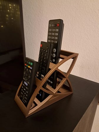 Bezos 3D Baskı Dört Kumandalık Kavisli Kumanda Standı Modern Yaprak Formlu Kumanda Tutucu Bronz PRO