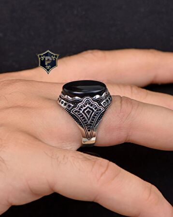 Oniks Taşlı Zirkon Taş Süslemeli 925 Ayar Gümüş Erkek Yüzüğü