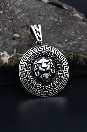 925 Ayar Gümüş Kolye Ucu Aslan Figürlü Mikro Taş Süslemeli Grek Desenli 901216